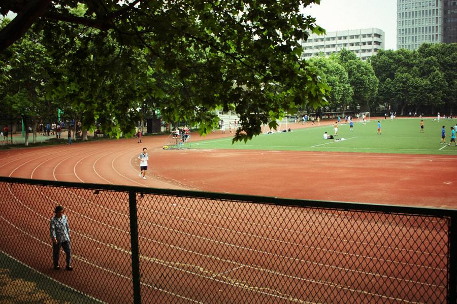 塑胶跑道摊铺机在市场占有重要地位