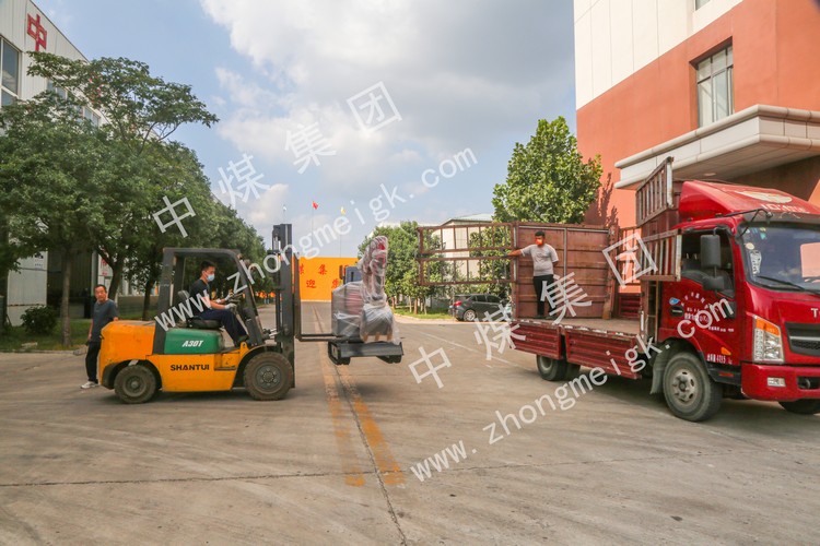 中煤集团一批小型挖掘机、翻斗式矿车分别发往广东和浙江