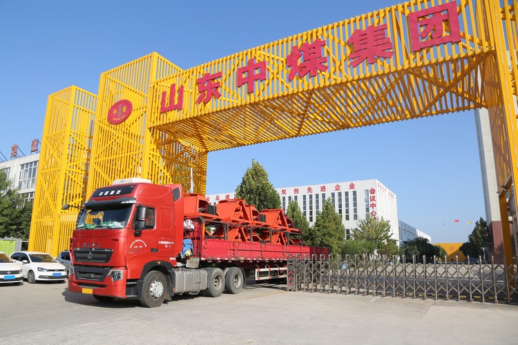 中煤集团一批新型液压挡车器发往青岛港