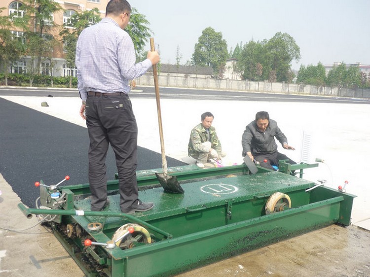 摊铺机：现代道路建设的效率与质量保障