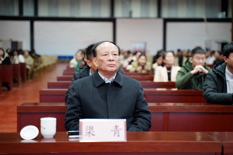 著名军旅画家戴吉阳大师向中煤集团赠送书画佳作——旭日东升瑞气满乾坤，万里霞光红日映山川