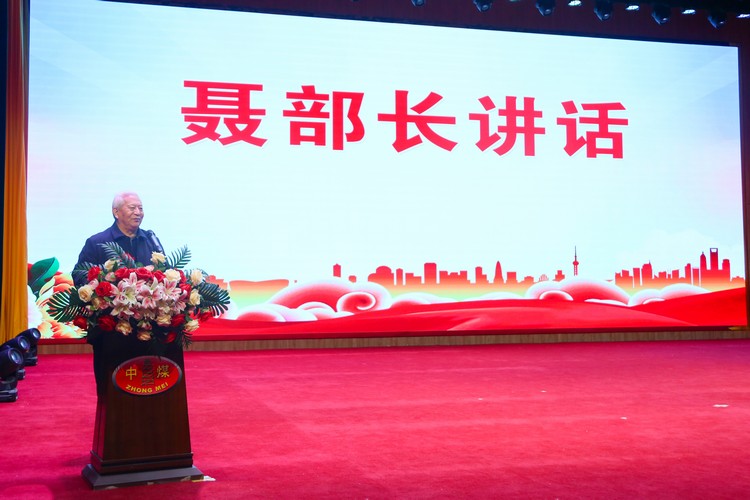 著名军旅画家戴吉阳大师向中煤集团赠送书画佳作——旭日东升瑞气满乾坤，万里霞光红日映山川