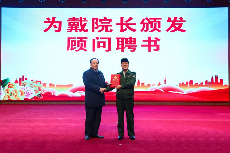 著名军旅画家戴吉阳大师向中煤集团赠送书画佳作——旭日东升瑞气满乾坤，万里霞光红日映山川